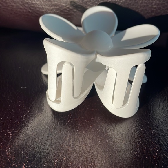 Ardene Accessories Bundle Flower Hair Clip & 15-Pieces Silver Rings pack NWT $16 - Picture 7 of 8